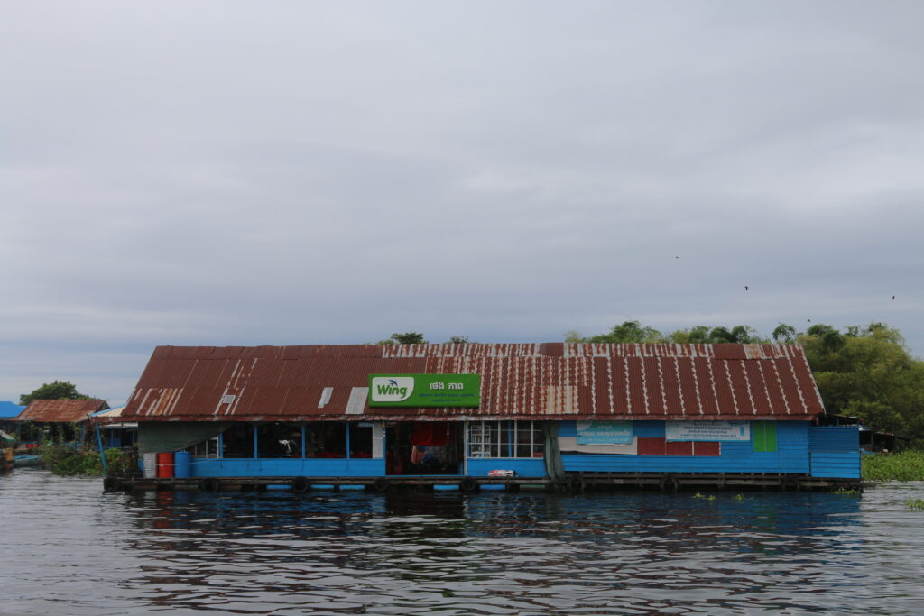 ផ្ទះគ្រួសាររបស់ អមរា ដែលជា ហាងលក់គ្រឿងទេស និងផ្ទះស្នាក់ ស្ថិតនៅភូមិព្រែកទាល់។